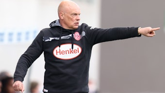 Uwe Rösler gibt Anweisungen bei einem Spiel von Fortuna Düsseldorf
