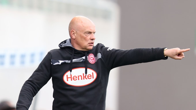 Uwe Rösler gibt Anweisungen bei einem Spiel von Fortuna Düsseldorf
