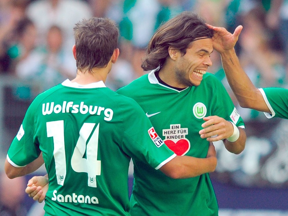Die Wolfsburger Spieler Jonathan Santana und Rodrigo Alvim jubeln.