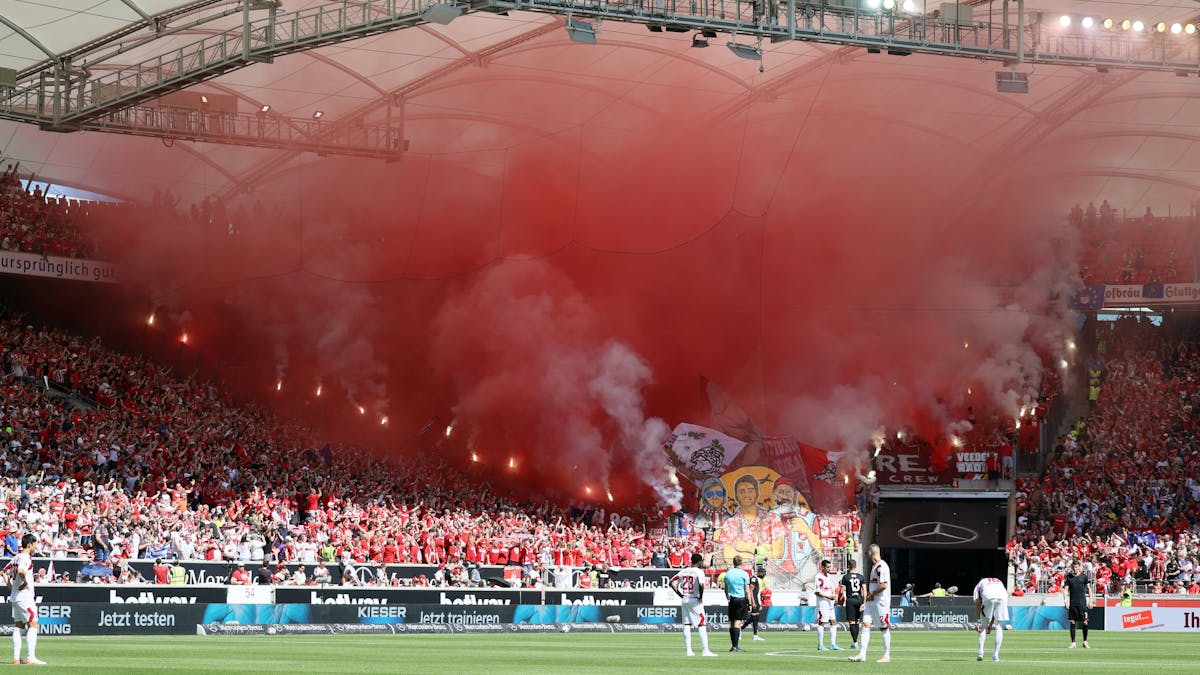 Fans des 1. FC Köln zünden in Stuttgart Pyrotechnik.