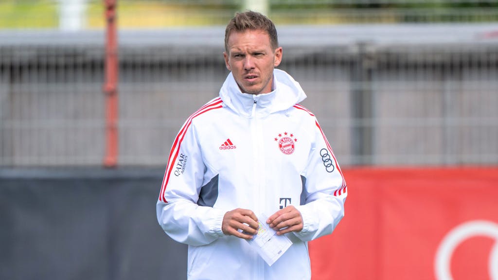 Julian Nagelsmann hält im Training des FC Bayern München einen Zettel in der Hand
