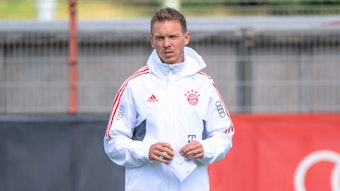 Julian Nagelsmann hält im Training des FC Bayern München einen Zettel in der Hand
