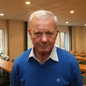 Jürgen Heinsch in einem Konferenzraum.