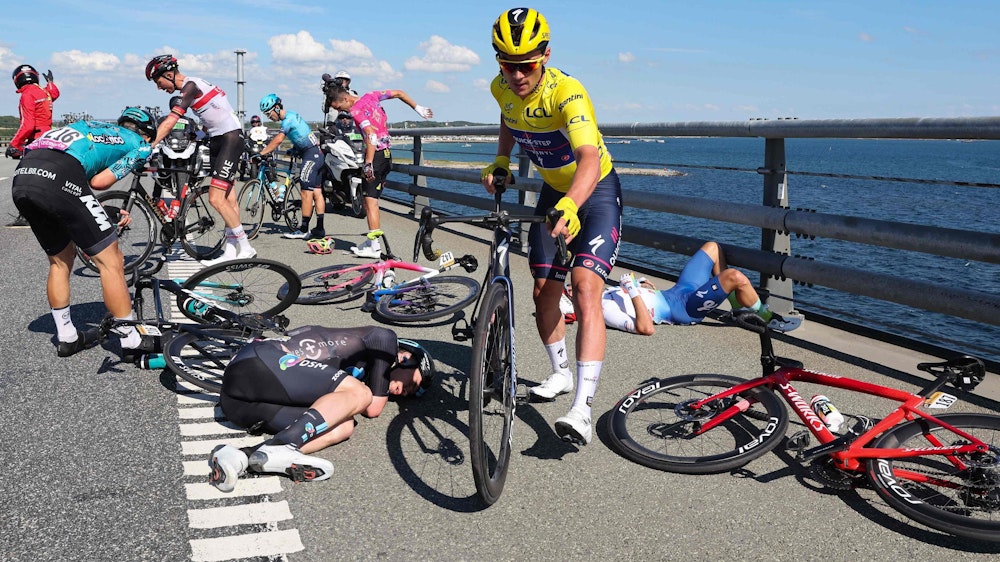 Yves Lampaert schwingt sich nach einem Sturz bei der Tour de France wieder aufs Rad. Weitere Fahrer liegen noch auf der Straße