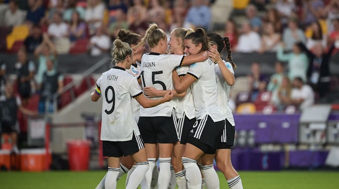 Die DFB-Nationalspielerinnen freuen sich gemeinsam in einer Jubeltraube.