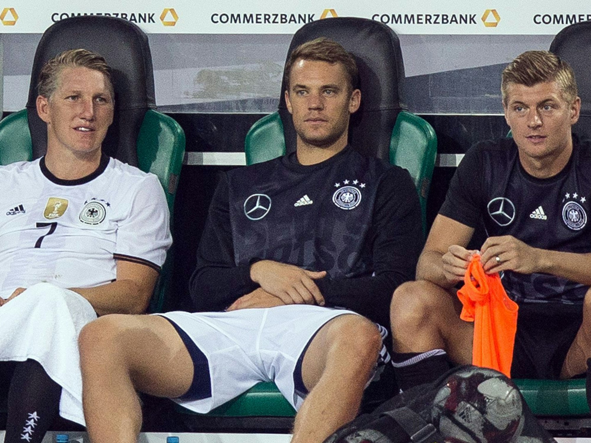 Deutschlands Bastian Schweinsteiger sitzt neben Manuel Neuer und Toni Kroos auf der Bank.