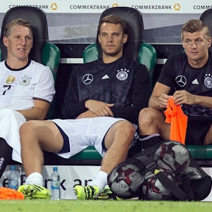 Deutschlands Bastian Schweinsteiger sitzt neben Manuel Neuer und Toni Kroos auf der Bank.