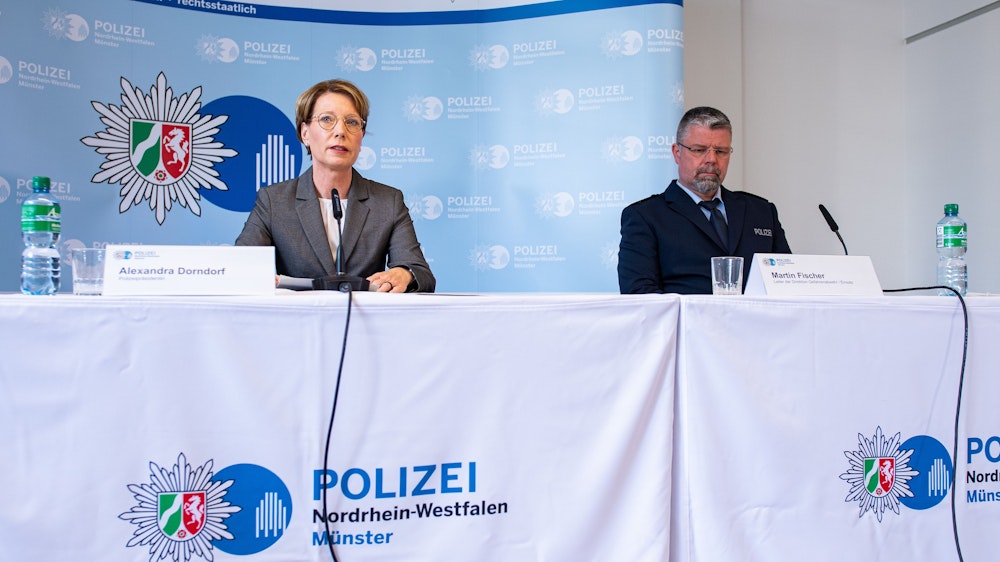 Die münsteraner Polizeipräsidentin Alexandra Dorndorf und Martin Fischer, Leiter der Direktion Gefahrenabwehr/Einsatz, geben eine Pressekonferenz.