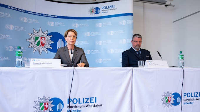 Die münsteraner Polizeipräsidentin Alexandra Dorndorf und Martin Fischer, Leiter der Direktion Gefahrenabwehr/Einsatz, geben eine Pressekonferenz.