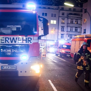 Kölner Feuerwehr in Köln Mülheim im Einsatz.