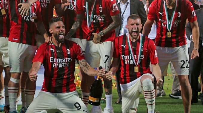 Olivier Giroud (l.) und Ante Rebic feierten mit dem AC Mailand den Gewinn der italienischen Meisterschaft am 22. Mai 2022