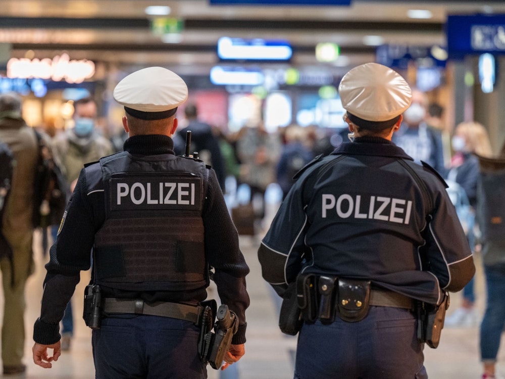 Polizeibeamte patrouillieren im Hauptbahnhof.