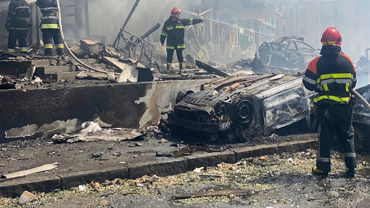 Auf diesem vom ukrainischen Katastrophenschutz zur Verfügung gestellten Foto vom 14. Juli 2022 löschen Feuerwehrleute das Feuer in einem durch russischen Beschuss beschädigten Gebäude. Drei Raketen sollen demnach in einem Bürozentrum eingeschlagen sein. Daraufhin sei ein Feuer ausgebrochen und habe etwa 50 parkende Autos erfasst.