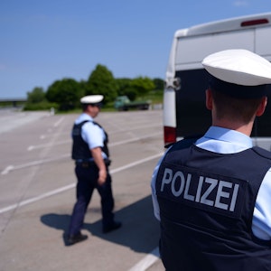 Polizisten der Bundespolizei kontrollieren am 07. Juni 2013 auf einem Parkplatz an der Autobahn A7 in der Nähe von Flensburg (Schleswig-Holstein) ein Fahrzeug.