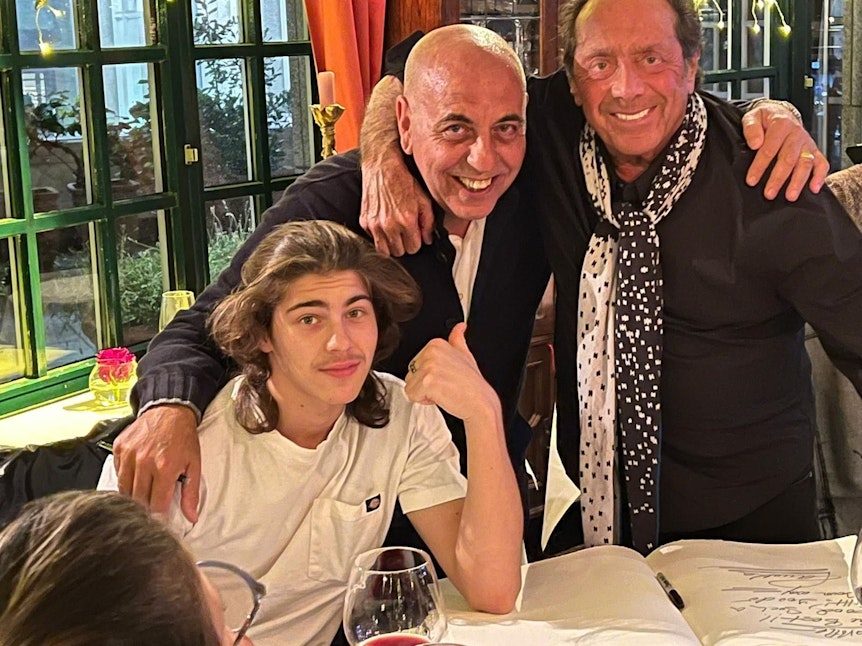 Paul Anka besuchte in Köln das Restaurant La Vita und posierte mit Inhaber Salvatore Luca.