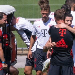 Robert Lewandowski und Trainer Julian Nagelsmann verabschieden sich am Ende des Trainings.
