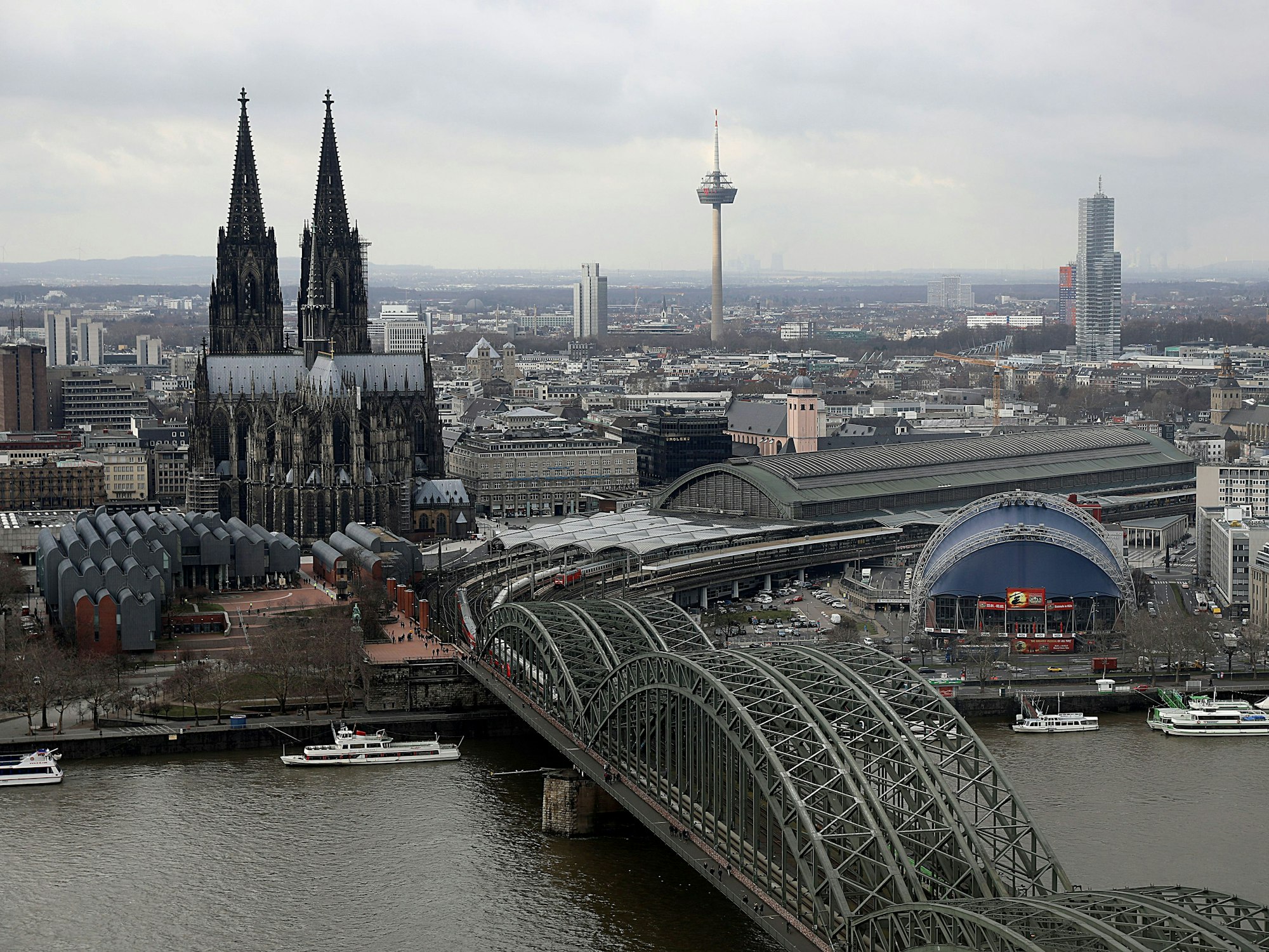Das Foto aus dem Jahr 2019 zeigt die Stadt Köln von oben, zu sehen ist dieHohenzollernbrücke, der Hauptbahnhof und der Kölner Dom.