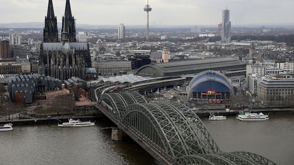 Das Foto aus dem Jahr 2019 zeigt die Stadt Köln von oben, zu sehen ist die&nbsp;Hohenzollernbrücke, der Hauptbahnhof und der Kölner Dom.