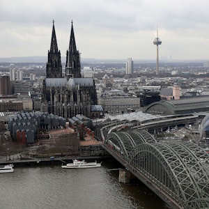 Das Foto aus dem Jahr 2019 zeigt die Stadt Köln von oben, zu sehen ist die Hohenzollernbrücke, der Hauptbahnhof und der Kölner Dom.