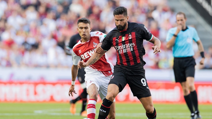Olivier Giroud (r.) traf am Samstag (16. Juli 2022) für den AC Mailand gegen den 1. FC Köln um Dejan Ljubicic.
