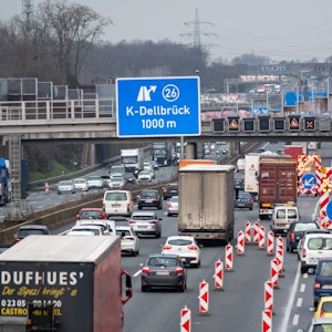 Autobahnring Stau vor Baustelle auf der A3 vor der Ausfahrt Dellbrück.