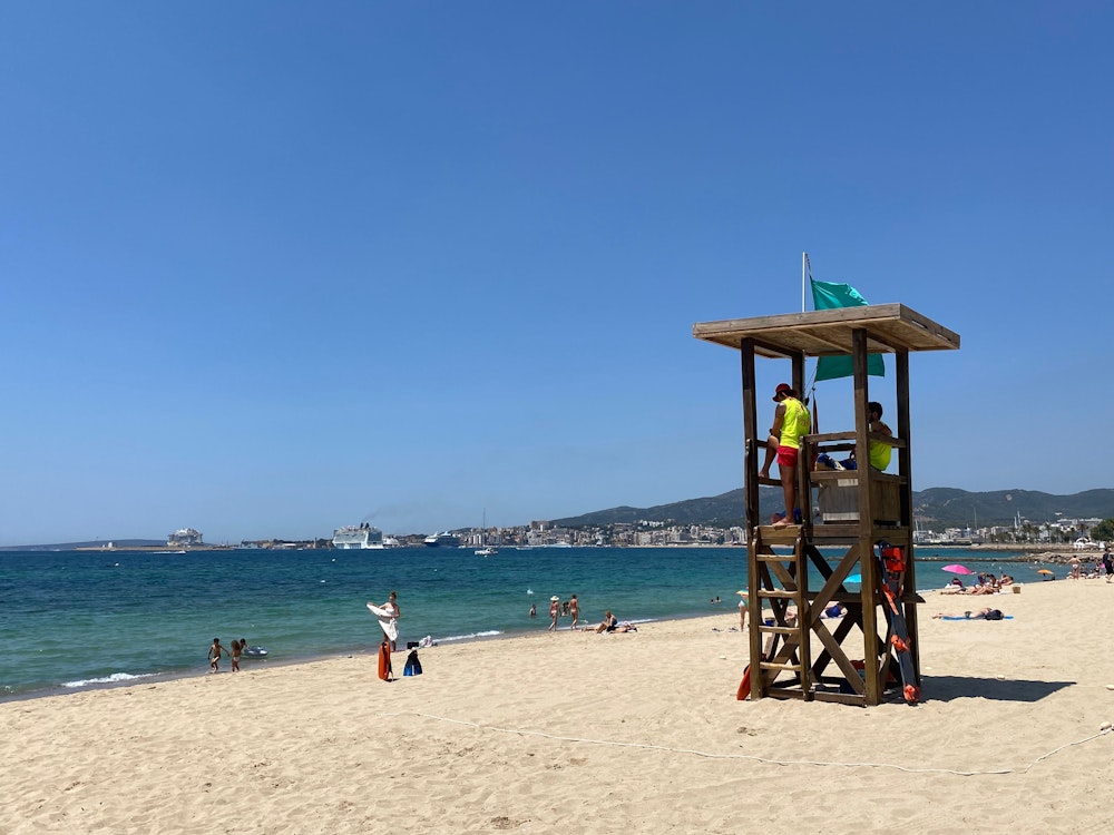 Bademeister überwachen einen Strandabschnitt des Strandes „Ca´n Pere Antoni“ von Palma de Mallorca am 16. Juli 2022.
