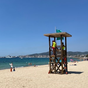 Bademeister überwachen einen Strandabschnitt des Strandes „Ca´n Pere Antoni“ von Palma de Mallorca am 16. Juli 2022.