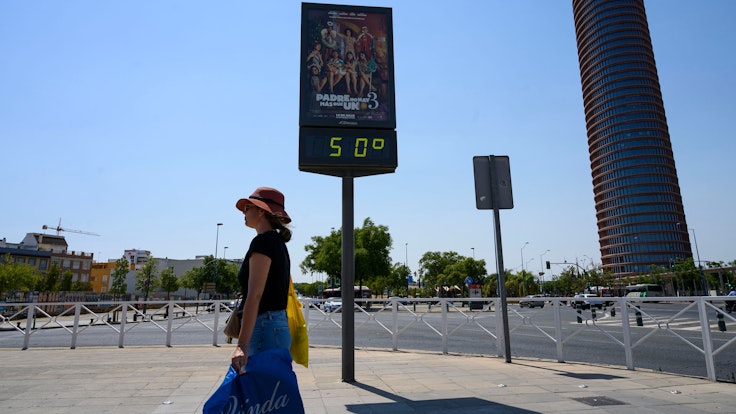 Spanien, Sevilla: Ein öffentliches Thermometer zeigt eine Temperatur von 50 Grad an. Die derzeitige Gluthitze-Periode in Spanien soll mindestens bis zum kommenden Dienstag anhalten.