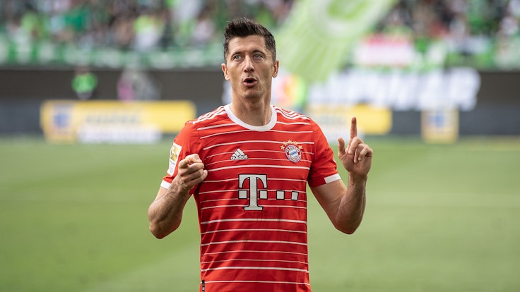 Robert Lewandowski jubelt im Trikot des FC Bayern München.