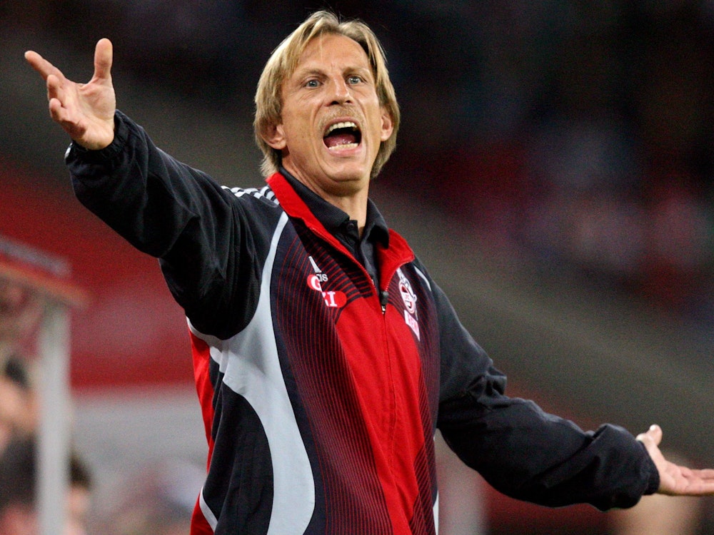 Kölns damaliger Trainer Christoph Daum gesikuliert an der Seitenlinie.