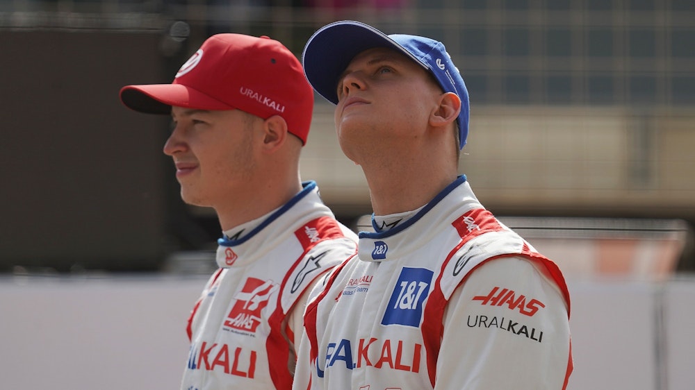 Mick Schumacher (v.) und Nikita Mazepin, hier bei einer Strecken-Begehung in Bahrain, fuhren in der vergangenen Saison gemeinsam für Haas in der Formel 1.