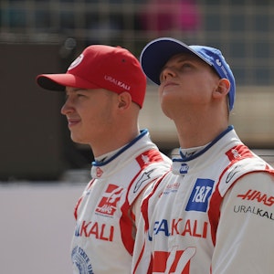 Mick Schumacher (v.) und Nikita Mazepin, hier bei einer Strecken-Begehung in Bahrain, fuhren in der vergangenen Saison gemeinsam für Haas in der Formel 1.