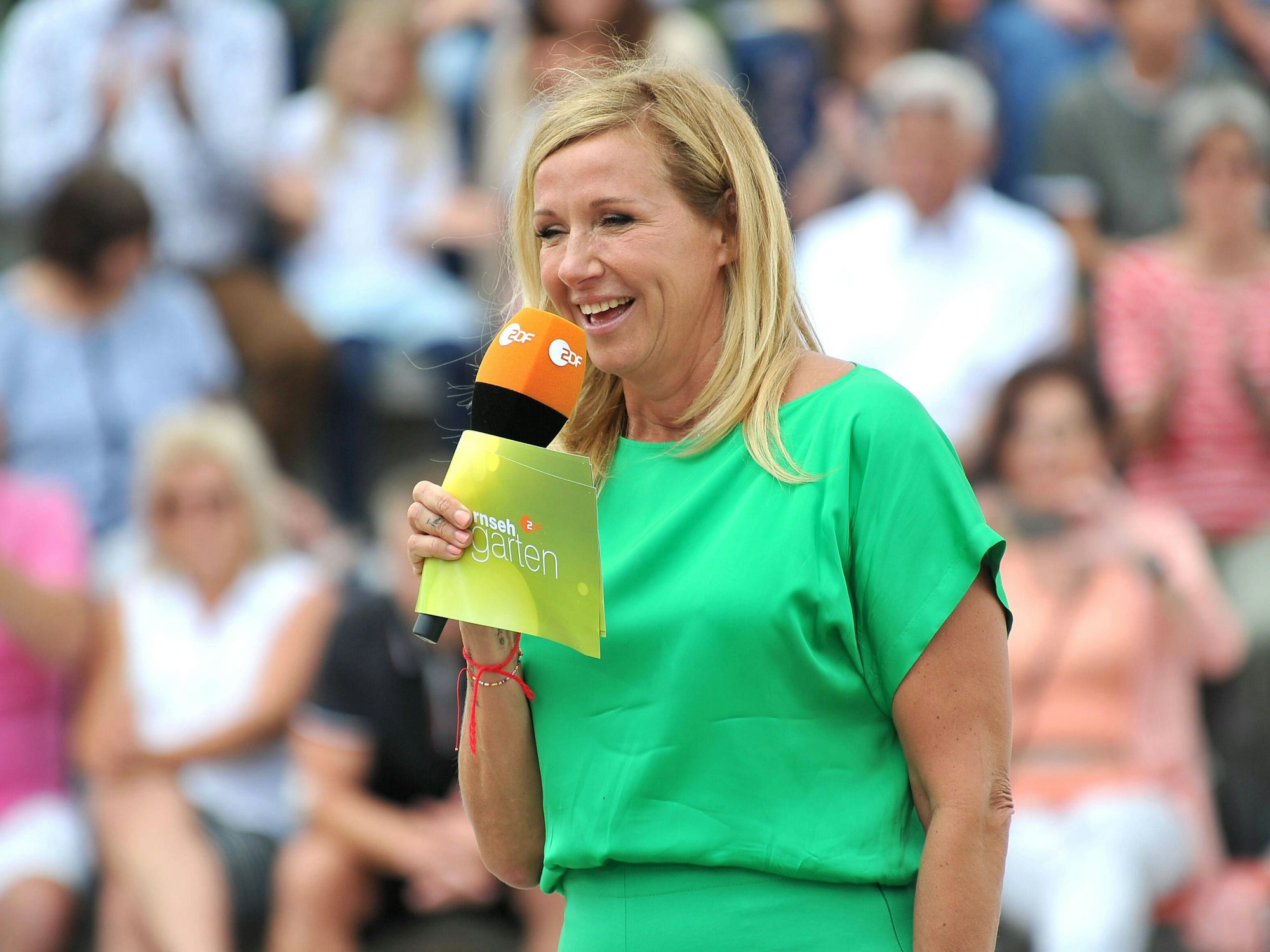 „Fernsehgarten“-Moderatorin Andrea Kiewel, hier während der Live-Show am 10. Juli 2022 in Mainz, tappte in ein unangenehmes Fettnäpfchen.