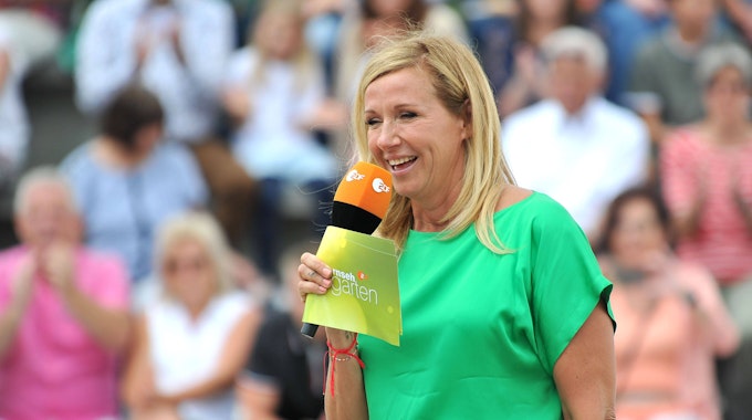 „Fernsehgarten“-Moderatorin Andrea Kiewel, hier während der Live-Show am 10. Juli 2022 in Mainz, tappte in ein unangenehmes Fettnäpfchen.