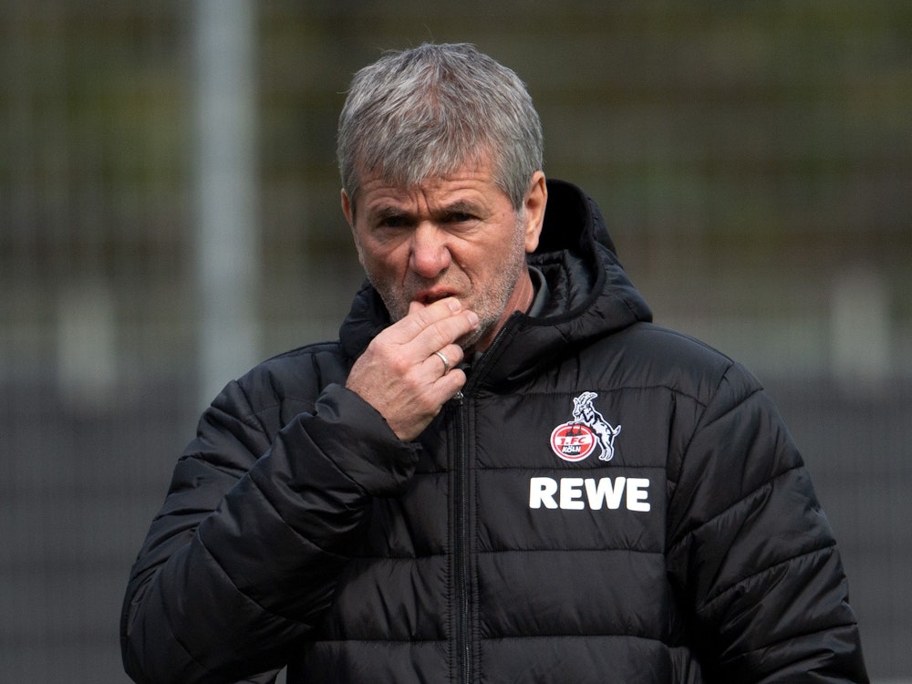 Friedhelm Funkel leitete das Training des 1. FC Köln. Dabei fasst er sich mit der Hand an den Mund.