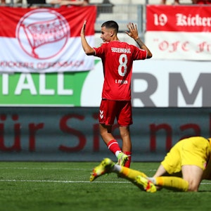 Denis Huseinbasic traf am Sonntag (17. Juli 2022) für den 1. FC Köln gegen seinen Ex-Klub Kickers Offenbach und entschuldigte sich sofort.