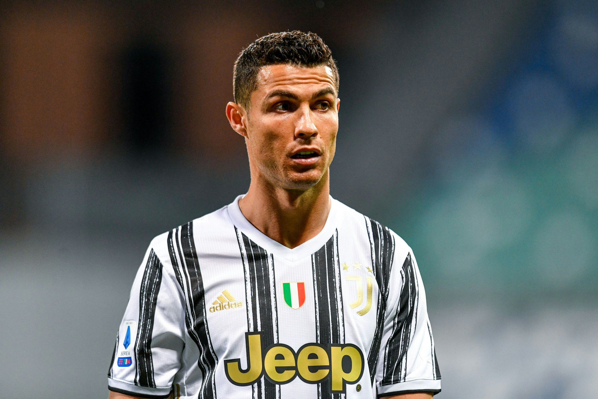 Cristiano Ronaldo schaut beim Spiel gegen Sassuolo Calcio überrascht.