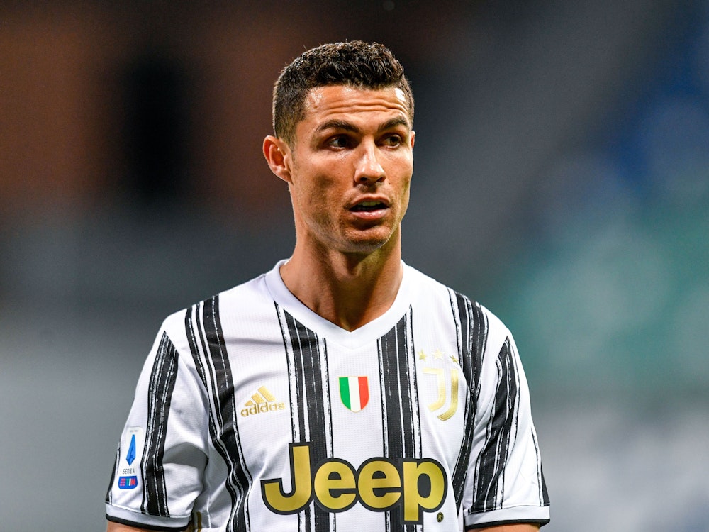 Cristiano Ronaldo schaut beim Spiel gegen Sassuolo Calcio überrascht.