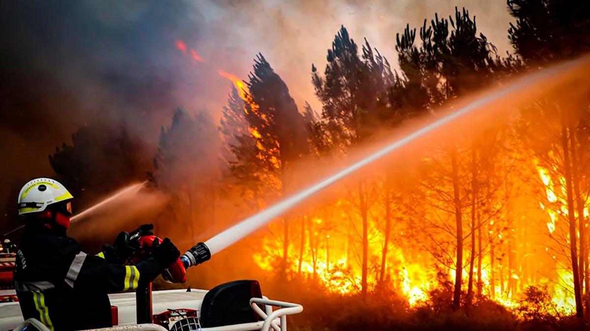 Dieses Foto, das von der Feuerwehr der Region Gironde zur Verfügung gestellt wurde, zeigt Feuerwehrleute, die am 14. Juli 2022 ein Lauffeuer in der Nähe von Landiras im Südwesten Frankreichs bekämpfen.