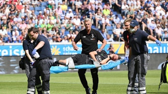 Simon Walde von Borussia Mönchengladbach musste nach nur fünf Minuten beim Schauinslandreisen Cup der Traditionen verletzt vom Platz getragen werden.