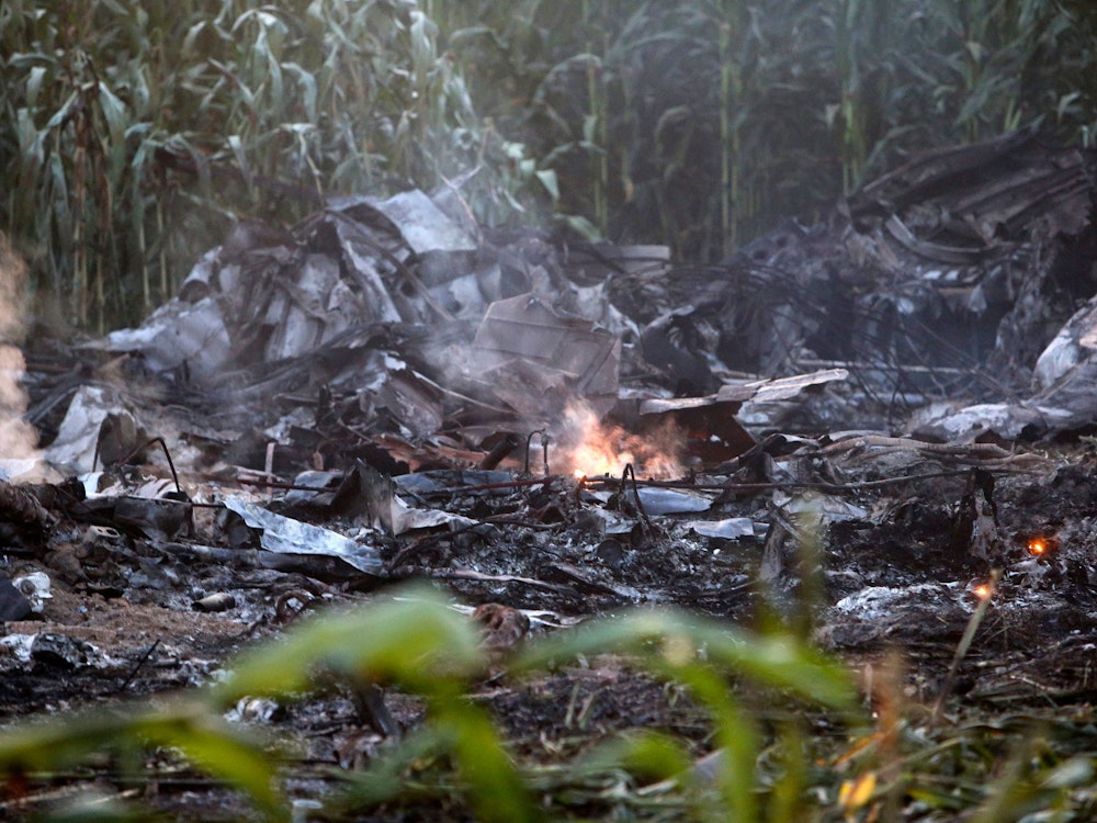 Eine Flamme ist inmitten der Trümmer eines Antonow-Frachtflugzeugs in Nordgriechenland zu sehen, das in der Nähe der Stadt Kavala abgestürzt ist.