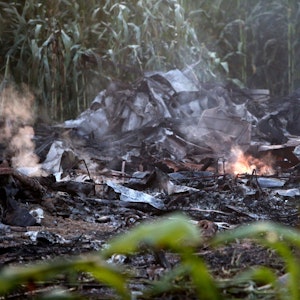 Eine Flamme ist inmitten der Trümmer eines Antonow-Frachtflugzeugs in Nordgriechenland zu sehen, das in der Nähe der Stadt Kavala abgestürzt ist.