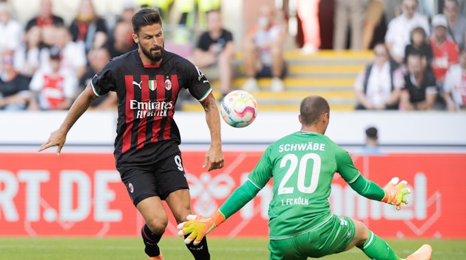 Mailands Olivier Giroud (l.) chippte den Ball am Samstag (16. Juli 2022) an FC-Keeper Marvin Schwäbe zur 1:0-Führung vorbei.