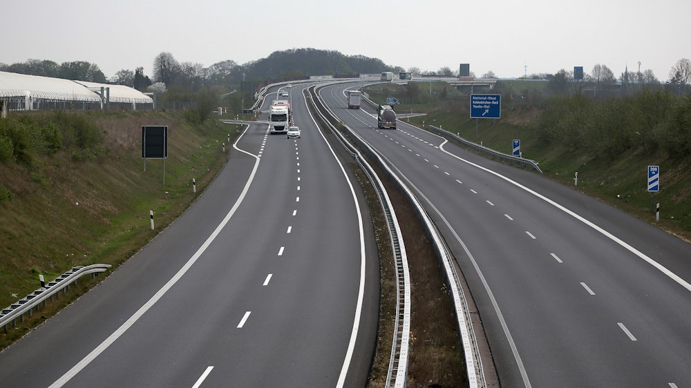 Wenig Autos auf der A61 nahe der niederländischen Grenze.