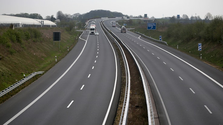 Wenig Autos auf der A61 nahe der niederländischen Grenze.