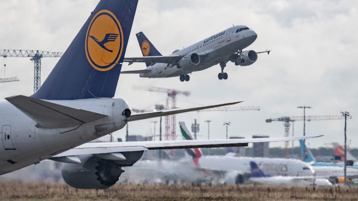 Eine Passagiermaschine der Lufthansa landet auf dem Frankfurter Flughafen.