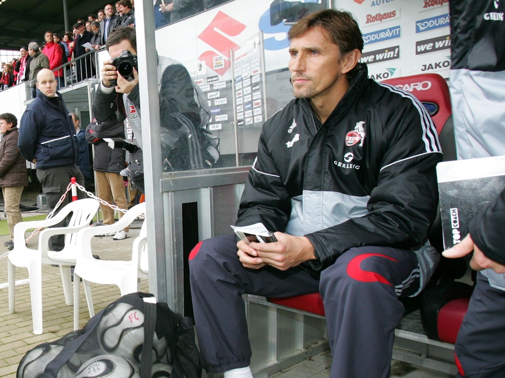 Holger Gehrke sitzt auf der Trainerbank im Freiburger Dreisamstadion.