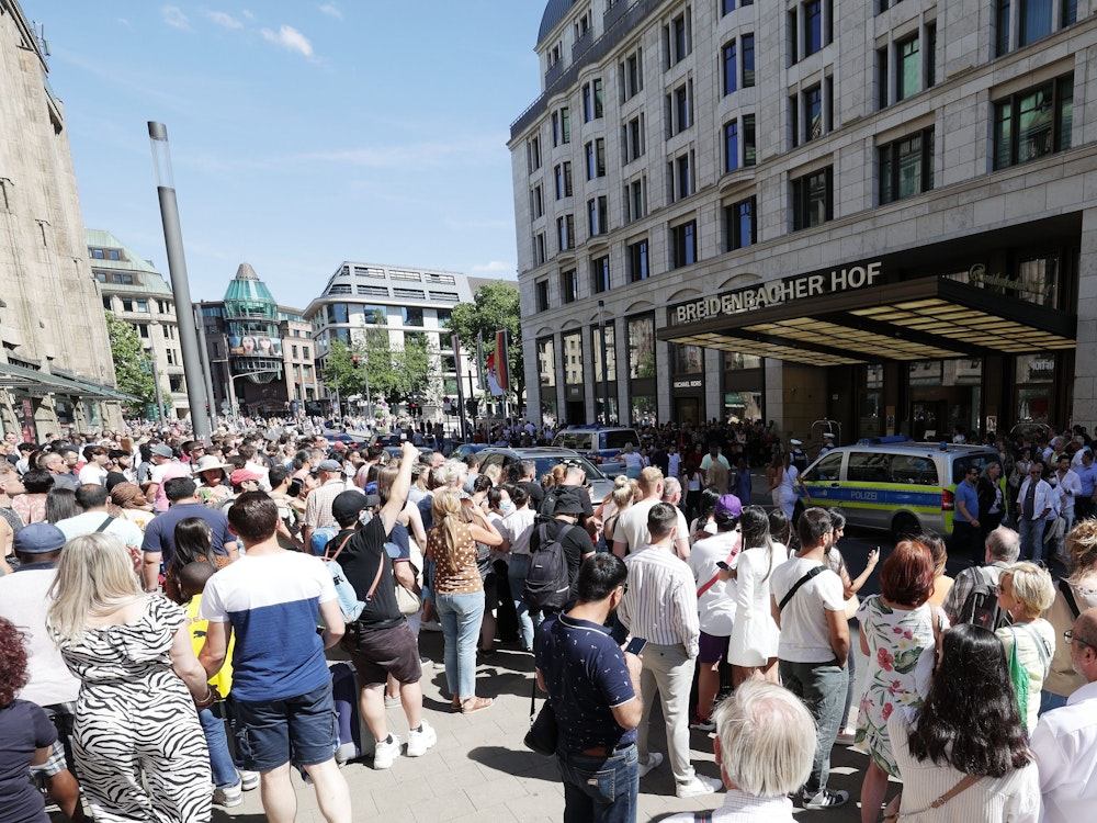 Tausende Menschen auf der Straße in Düsseldorf vor dem Hotel, in dem Lady Gaga wohnt.