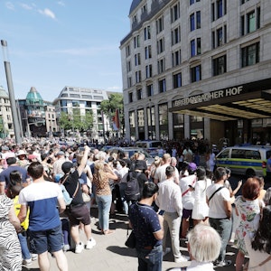 Tausende Menschen auf der Straße in Düsseldorf vor dem Hotel, in dem Lady Gaga wohnt.