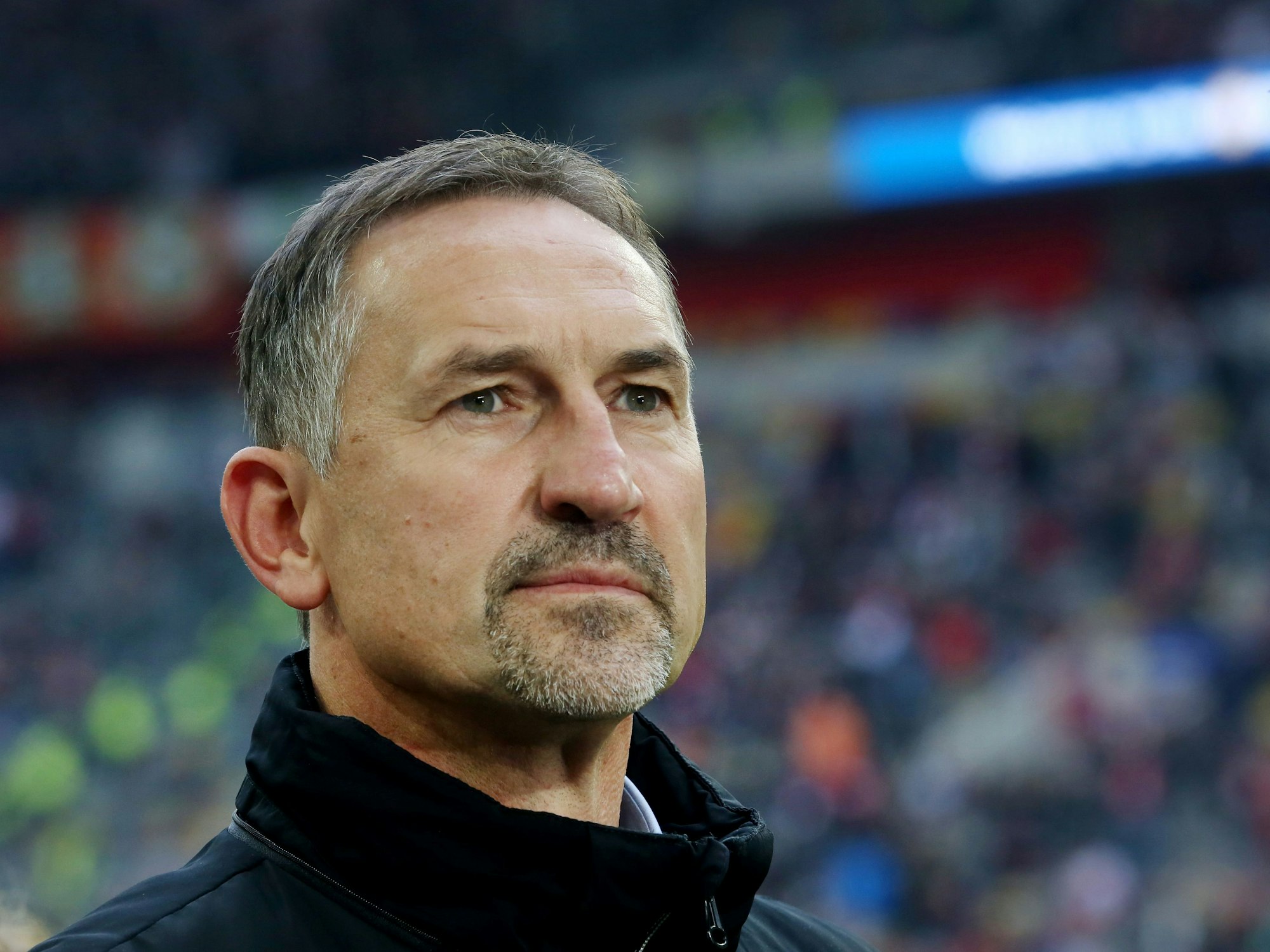 Der damalige Kölner Trainer Achim Beierlorzer schaut vor Spielbeginn zu den Fußballfans